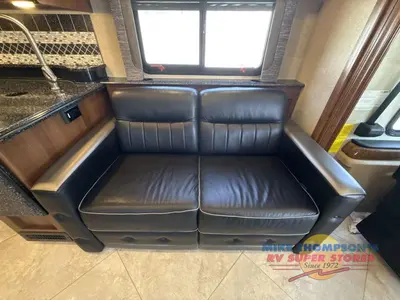 2014 Fleetwood RV Discovery photo 25