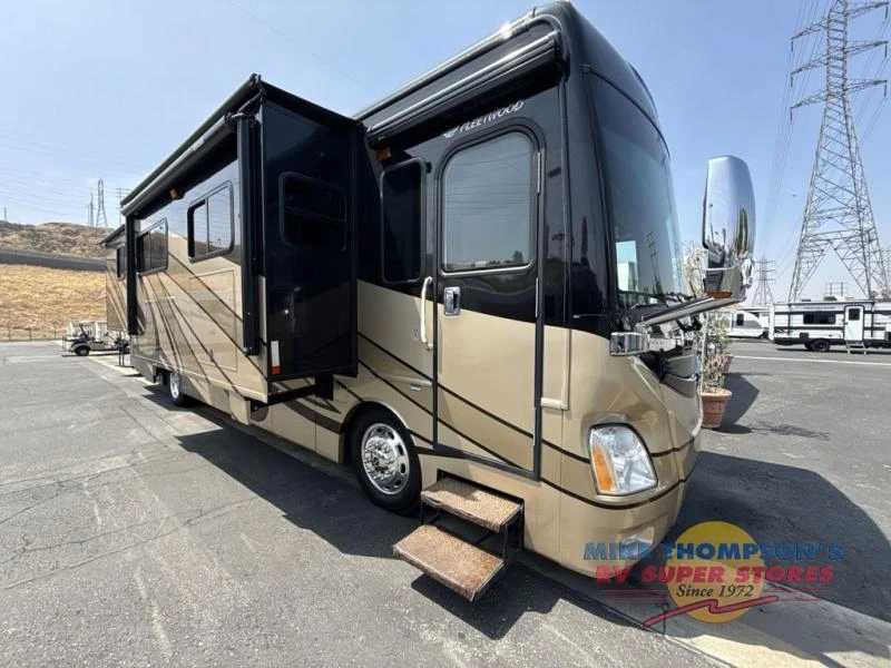 2014 Fleetwood RV Discovery exterior
