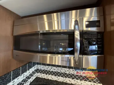 2014 Fleetwood RV Discovery photo 32