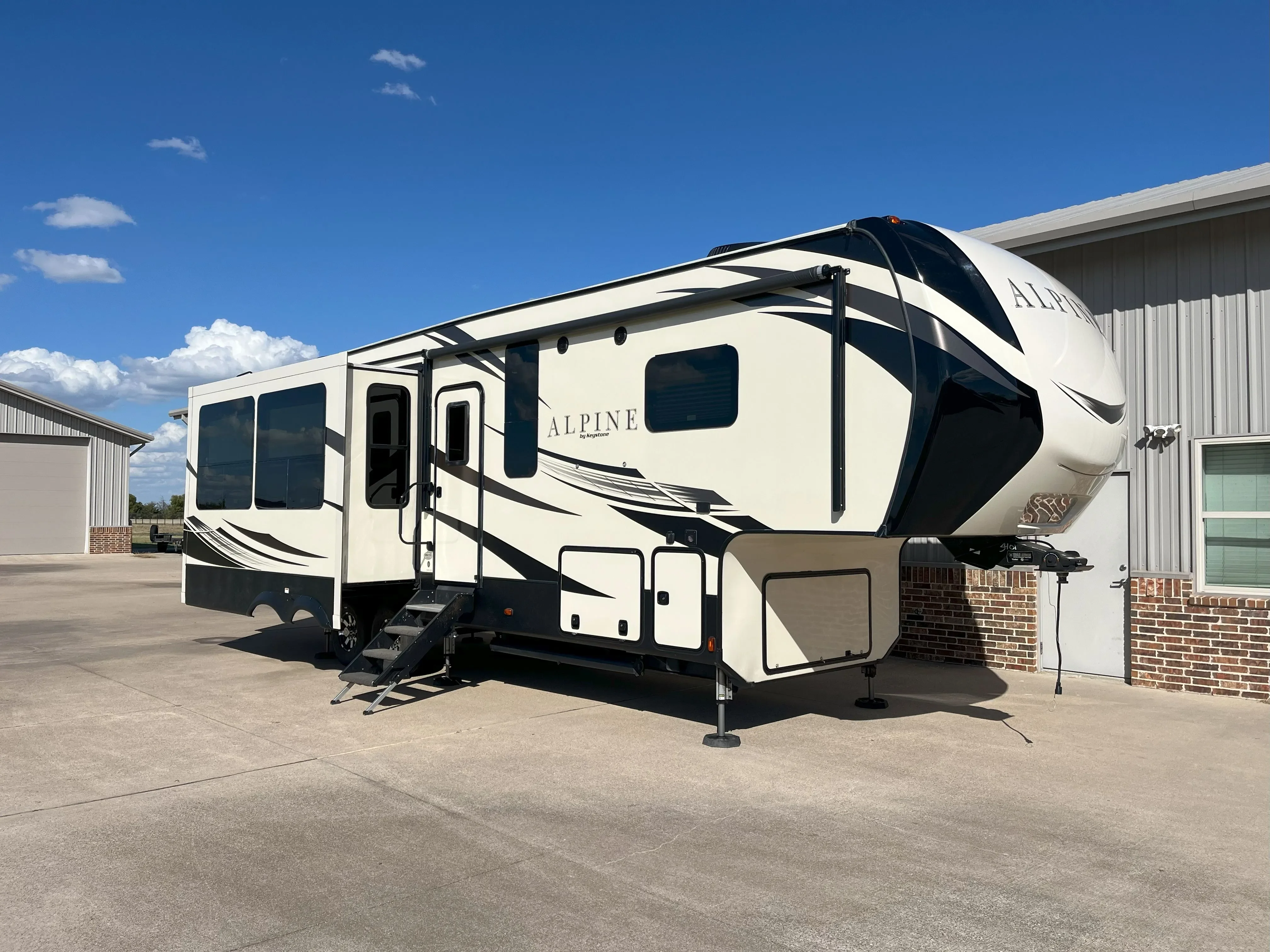 2018 ALPINE 3401RS exterior