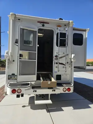 2018 LANCE 1062 TRUCK CAMPER photo 3