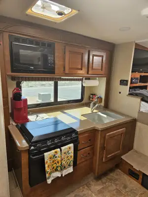 2018 LANCE 1062 TRUCK CAMPER photo 4