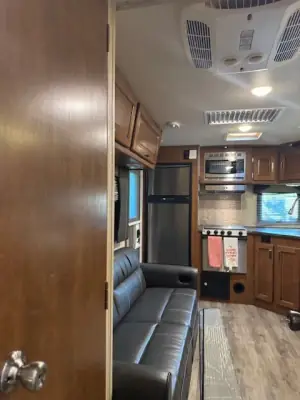 2018 LANCE 2285 TRAVEL TRAILER photo 2