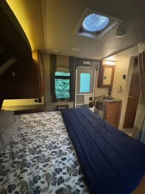 2018 LANCE 2285 TRAVEL TRAILER photo 3
