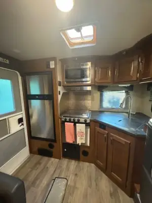 2018 LANCE 2285 TRAVEL TRAILER photo 4