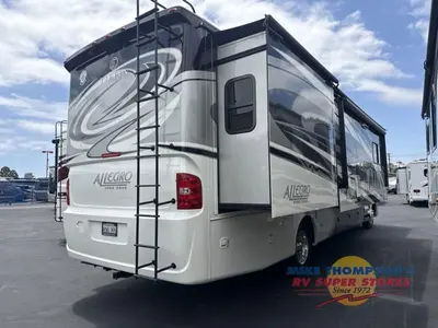 2016 Tiffin Motorhomes Allegro photo 2