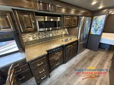 2016 Tiffin Motorhomes Allegro photo 19