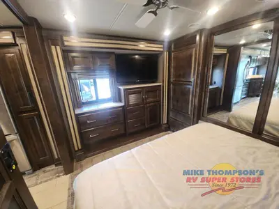 2018 Tiffin Motorhomes Allegro RED photo 39