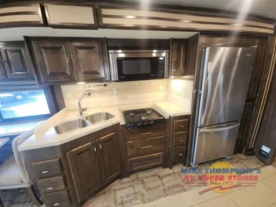 2018 Tiffin Motorhomes Allegro RED photo 32