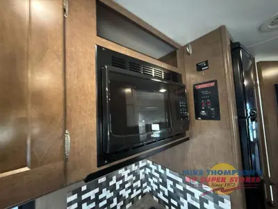 2019 Winnebago Outlook photo 23