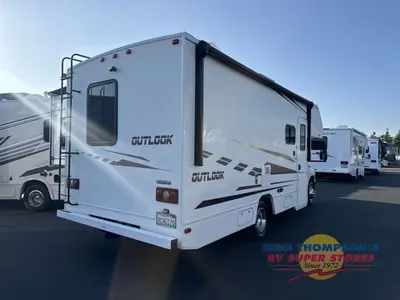 2019 Winnebago Outlook photo 12