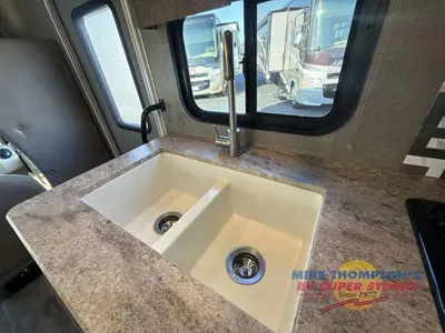2019 Winnebago Outlook photo 24