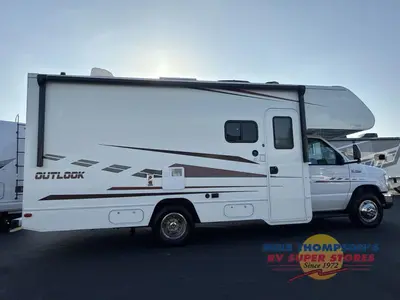 2019 Winnebago Outlook photo 4