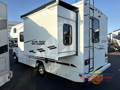 2019 Winnebago Outlook photo 2