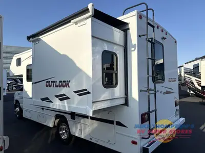 2019 Winnebago Outlook photo 11
