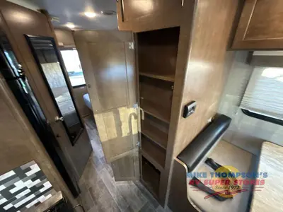 2019 Winnebago Outlook photo 26