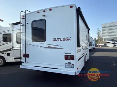 2019 Winnebago Outlook photo 3