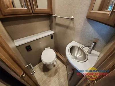 2021 Thor Motor Coach Omni photo 41