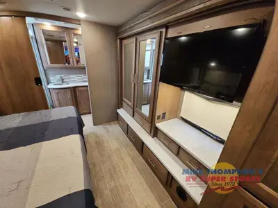 2021 Thor Motor Coach Omni photo 35