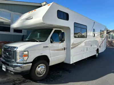 2018 FOUR WINDS MAJESTIC photo 2