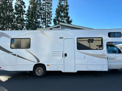 2018 FOUR WINDS MAJESTIC photo 4