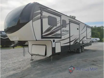 2017 Keystone RV Alpine photo 3