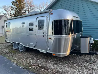 Used 2019 Airstream Flying Cloud 25RB Twin