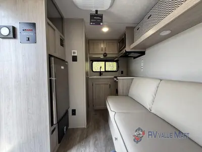 2025 Coachmen RV Catalina Summit Series 7 photo 17