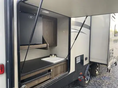 2017 Keystone RV Premier Ultra Lite photo 4