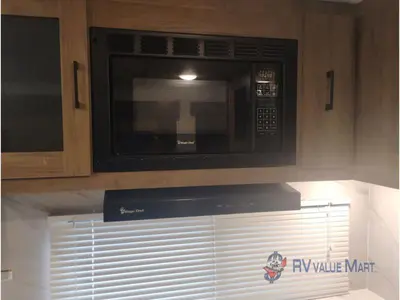 2025 Coachmen RV Freedom Express Ultra Lite photo 9