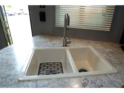 2019 CrossRoads RV Zinger photo 18