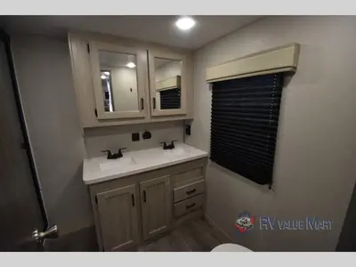 2025 Coachmen RV Catalina Destination Series photo 36