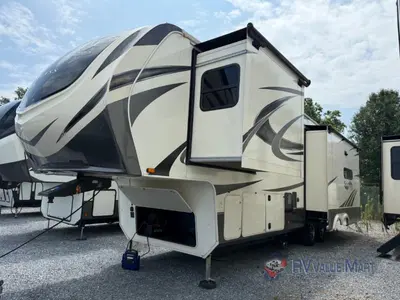 2020 Grand Design Solitude S-Class photo 3