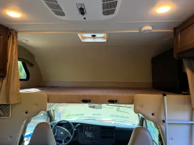 2019 THOR MOTOR COACH CHATEAU photo 2