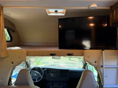 2019 THOR MOTOR COACH CHATEAU photo 3