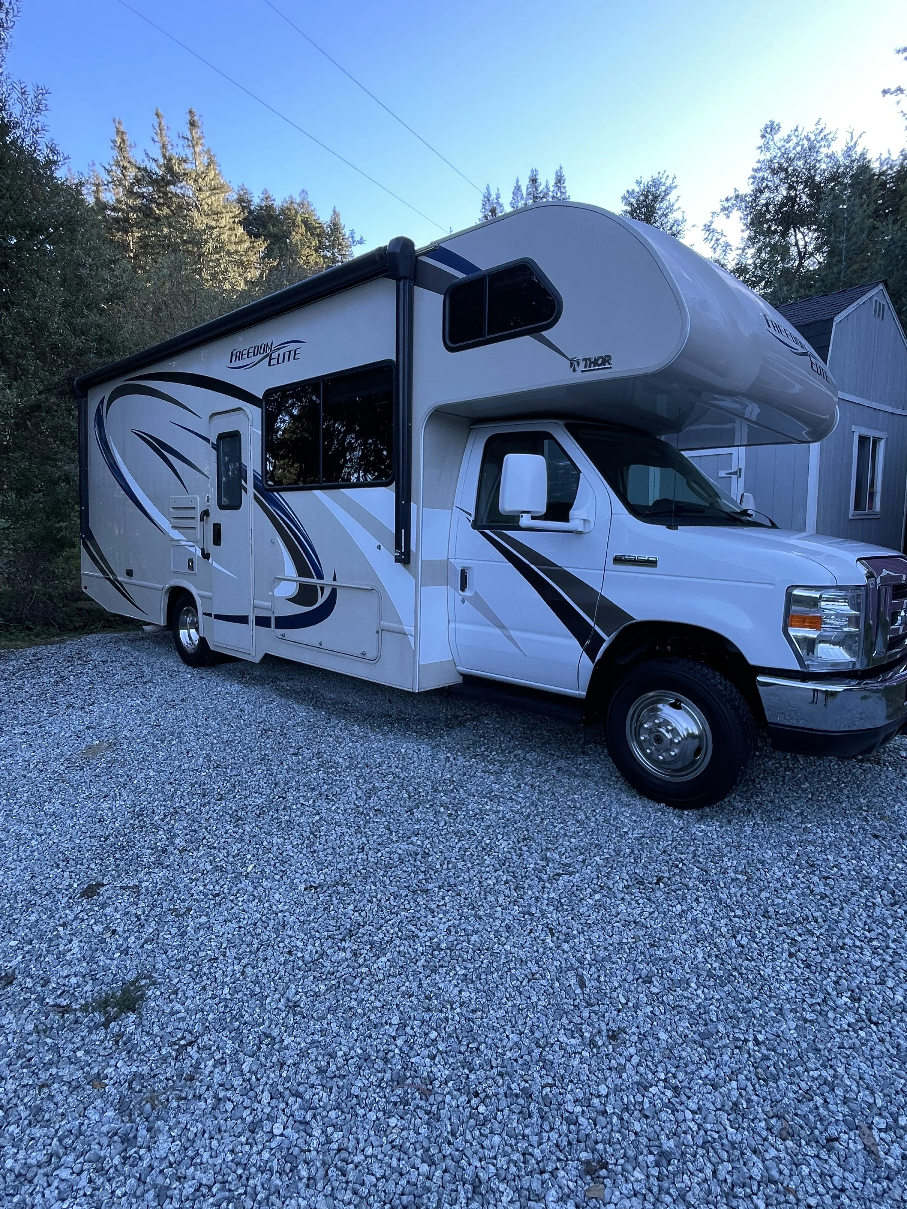 2019 ELITE 26HE exterior