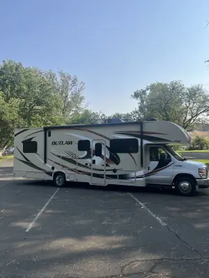 2019 THOR MOTOR COACH OUTLAW photo 2