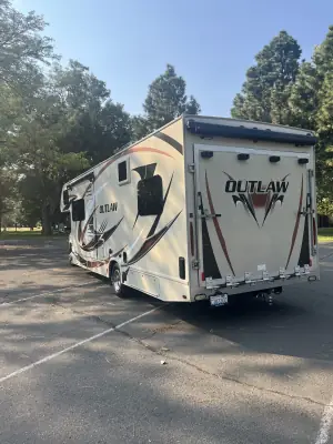 2019 THOR MOTOR COACH OUTLAW photo 3