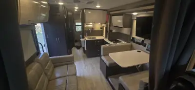 2019 THOR MOTOR COACH VEGAS photo 3