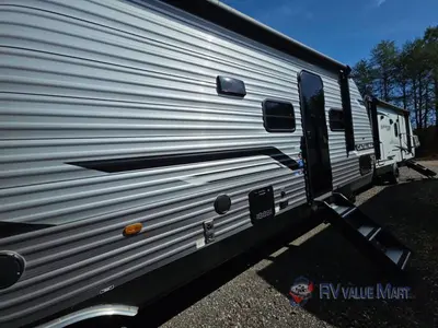 2025 Coachmen RV Catalina Legacy Edition photo 9