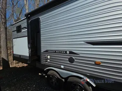 2025 Coachmen RV Catalina Legacy Edition photo 8