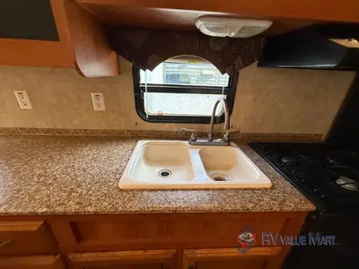 2011 Coachmen RV Catalina Deluxe Edition photo 12