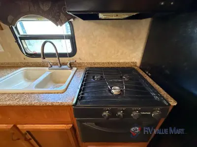 2011 Coachmen RV Catalina Deluxe Edition photo 13