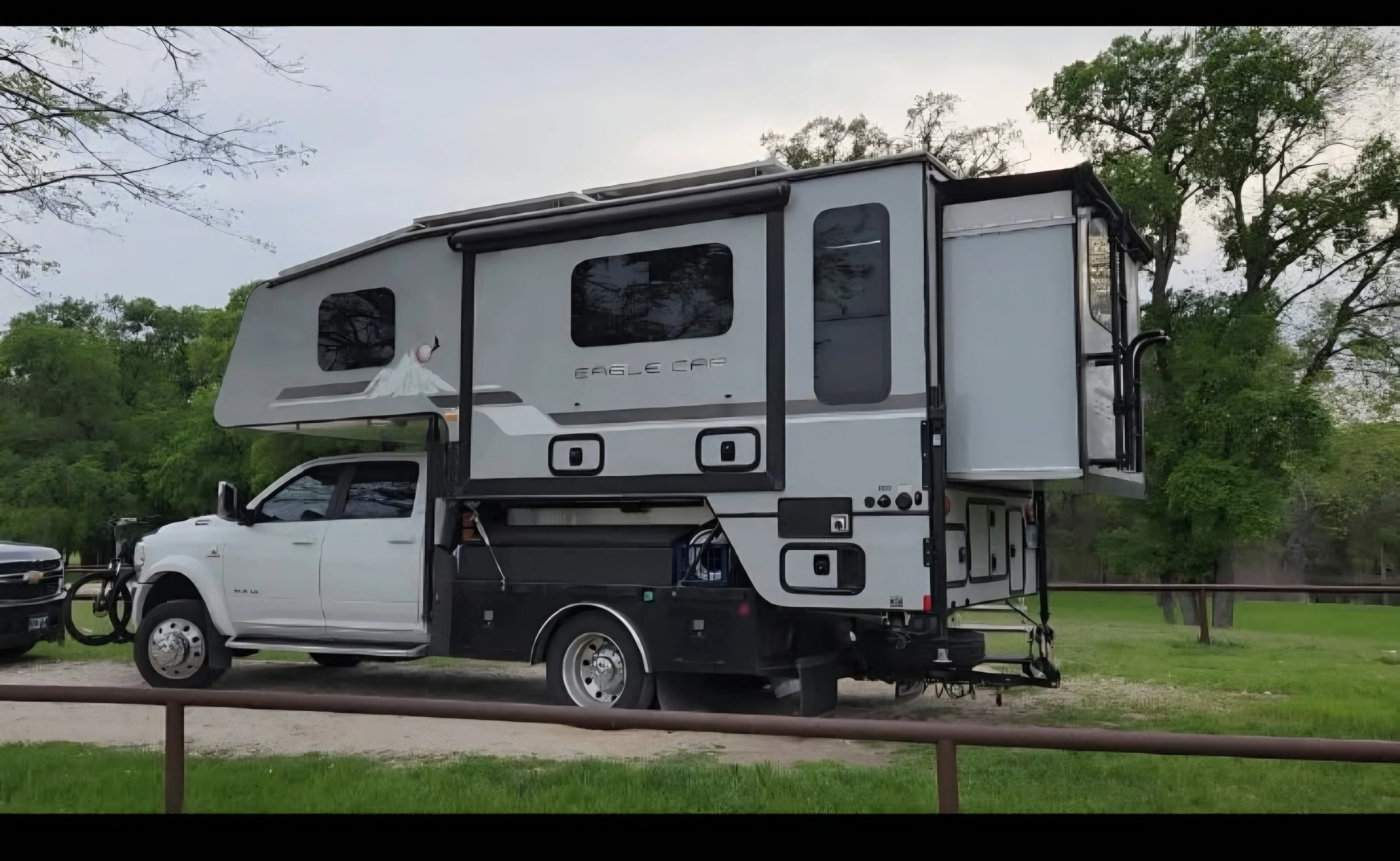 2020 EAGLE CAP 1165 exterior