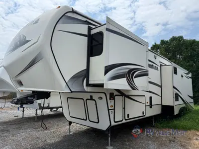 2014 Keystone RV Montana photo 3