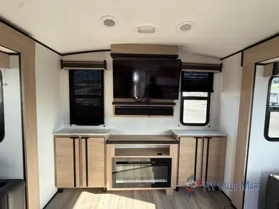 2022 Cruiser Radiance Ultra Lite photo 10