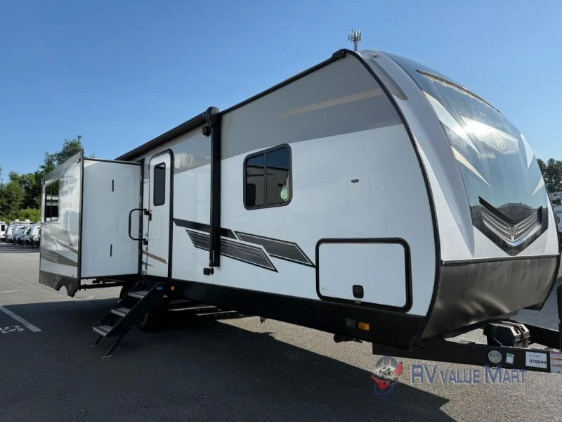 2022 Cruiser Radiance Ultra Lite exterior