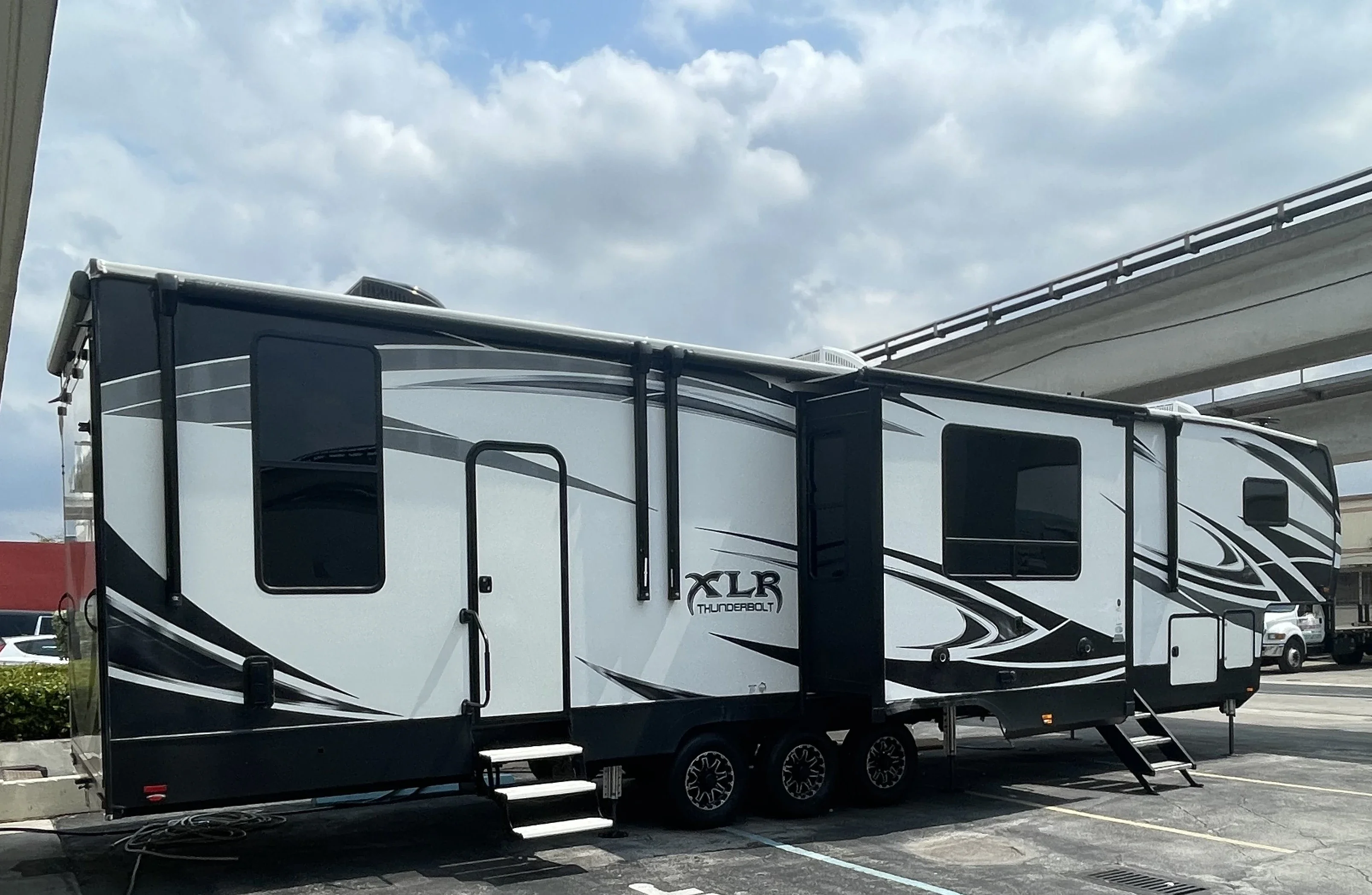 2020 FOREST RIVER XLR THUNDERBOLT exterior