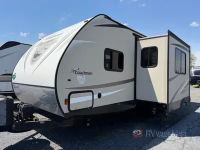 2017 Coachmen RV Freedom Express photo 3