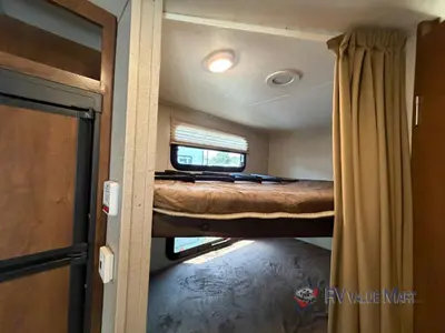 2017 Coachmen RV Freedom Express photo 20
